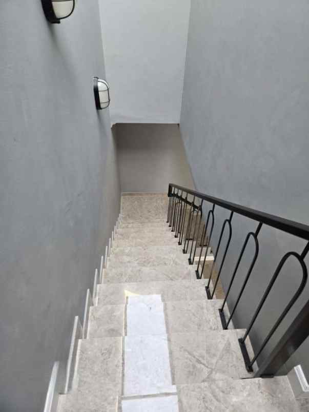 dijual rumah jl penyelesaian tomang