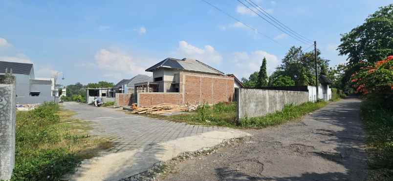 dijual rumah jl raya tajem