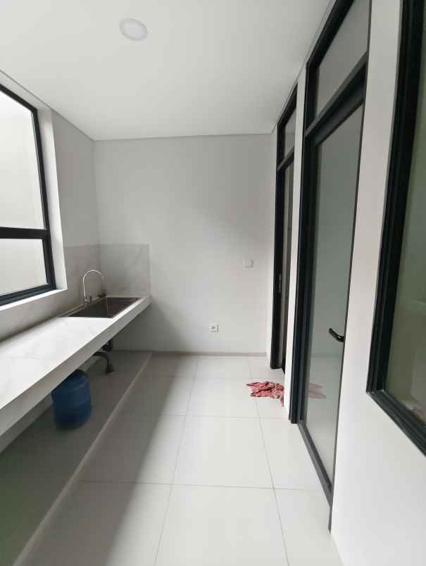 dijual rumah jl setraduta