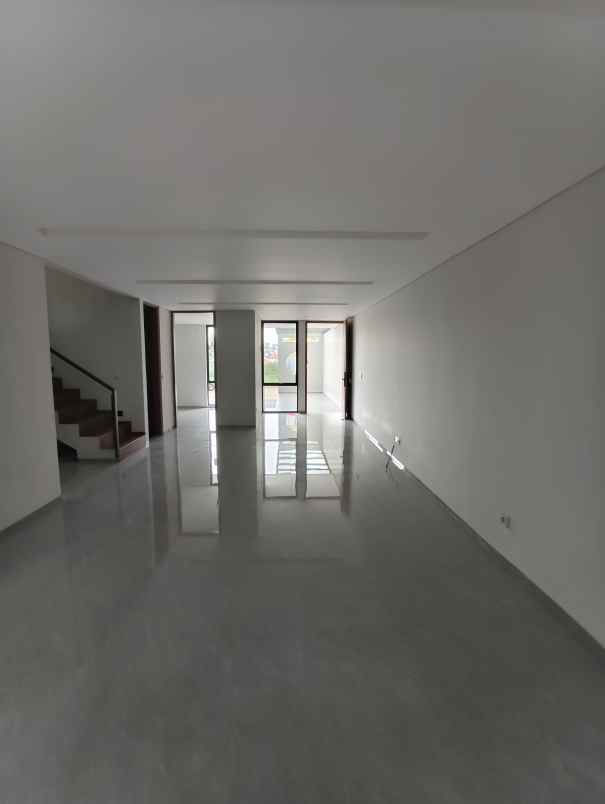 dijual rumah jl setraduta