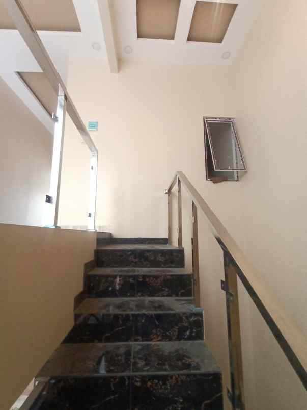 dijual rumah kota harapan indah bekasi