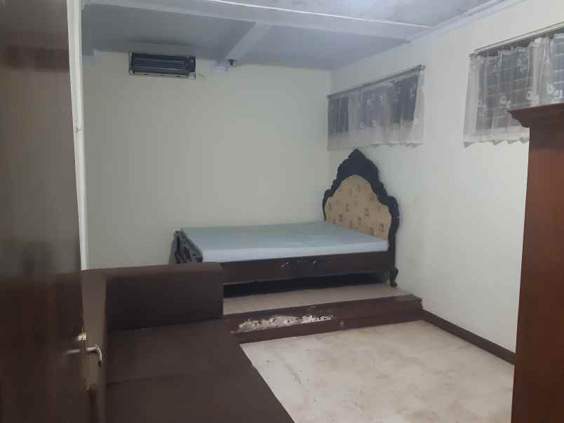 dijual rumah lama dekat kampus muhammad serudji jember