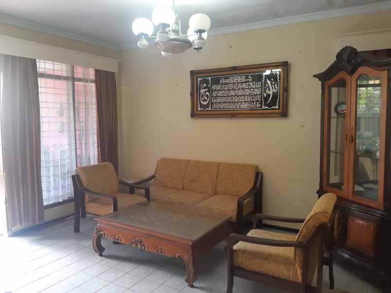 dijual rumah lama dekat kampus muhammad serudji jember