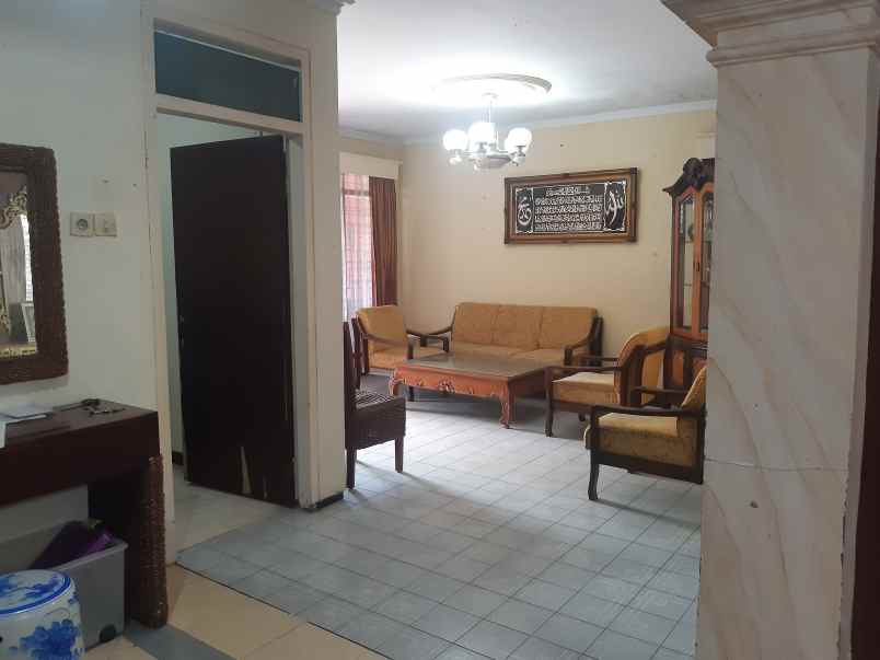 dijual rumah lama dekat kampus muhammad serudji jember