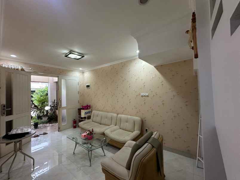 dijual rumah lantai 2 di metland transyogi cibubur