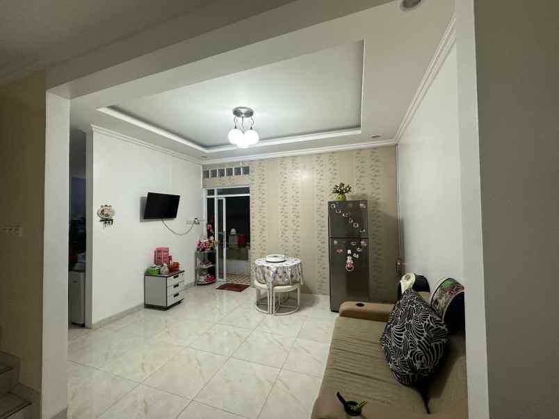 dijual rumah lantai 2 di metland transyogi cibubur