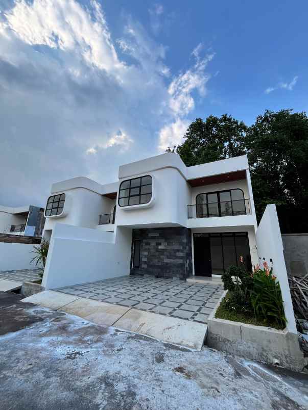dijual rumah maguwoharjo depok sleman