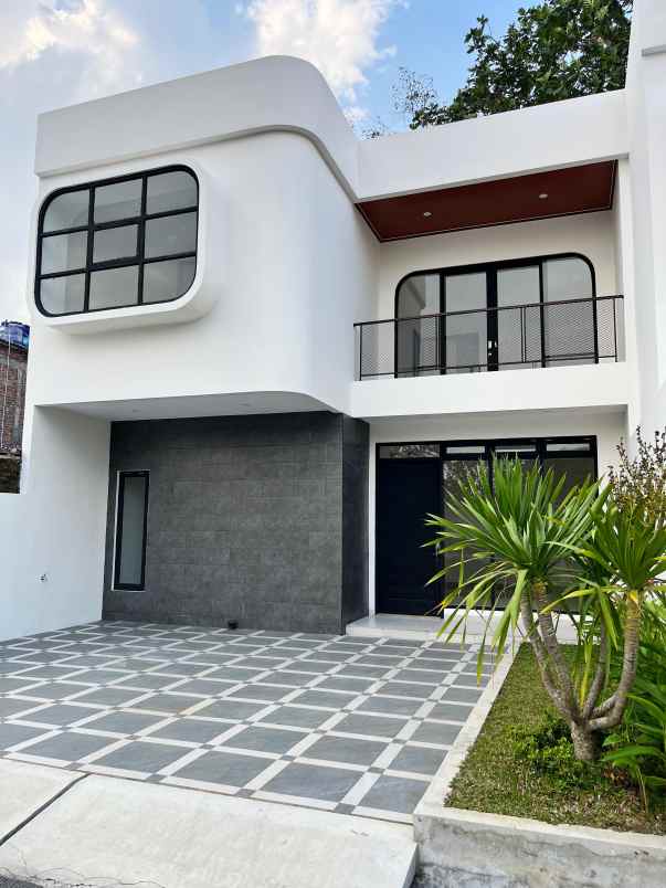 dijual rumah maguwoharjo depok sleman