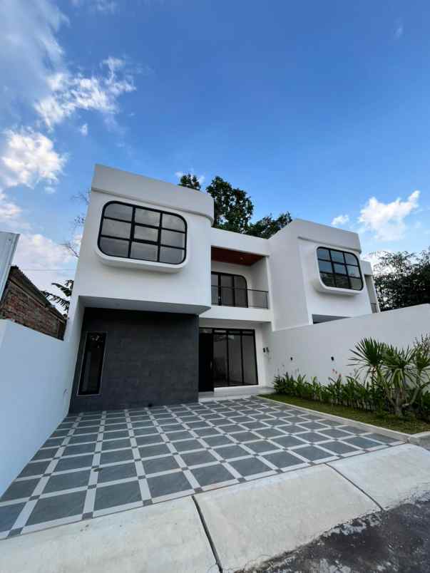 dijual rumah maguwoharjo depok sleman
