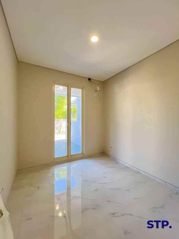 dijual rumah manyar tirtoyoso