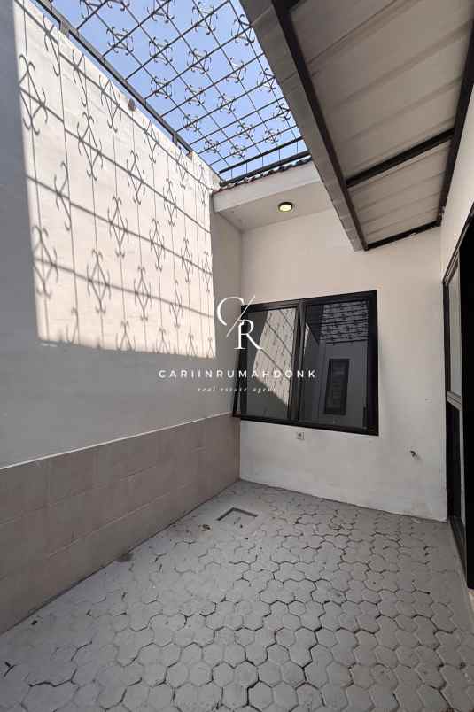 dijual rumah manyar tirtoyoso