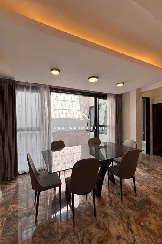 dijual rumah manyar tirtoyoso