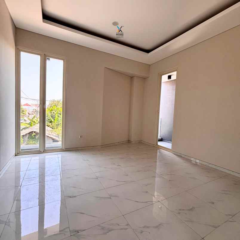 dijual rumah manyar tirtoyoso