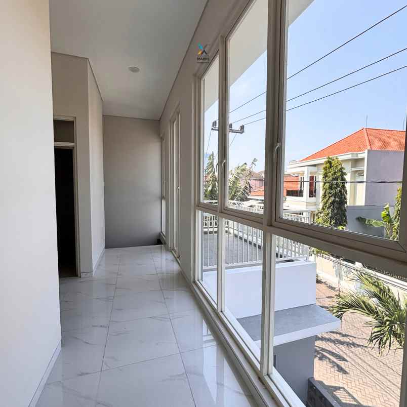 dijual rumah manyar tirtoyoso