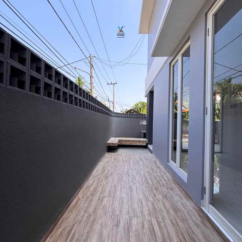 dijual rumah manyar tirtoyoso