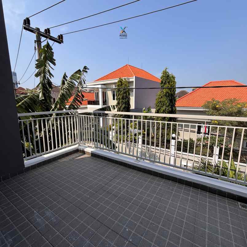 dijual rumah manyar tirtoyoso