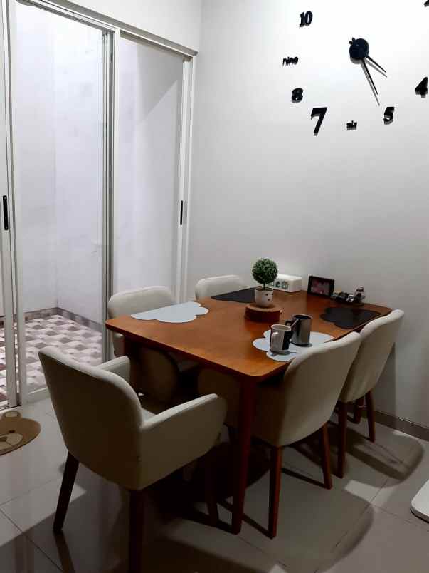 dijual rumah manyar tompotika manyar