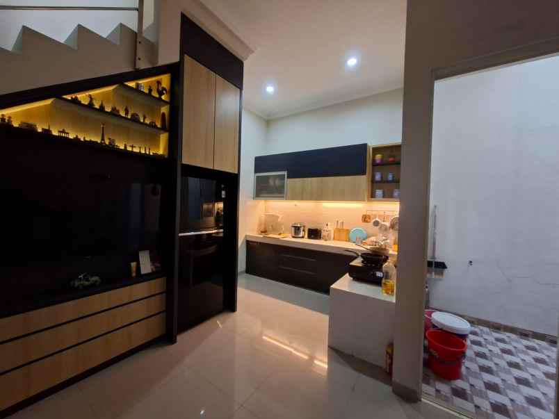 dijual rumah manyar tompotika manyar