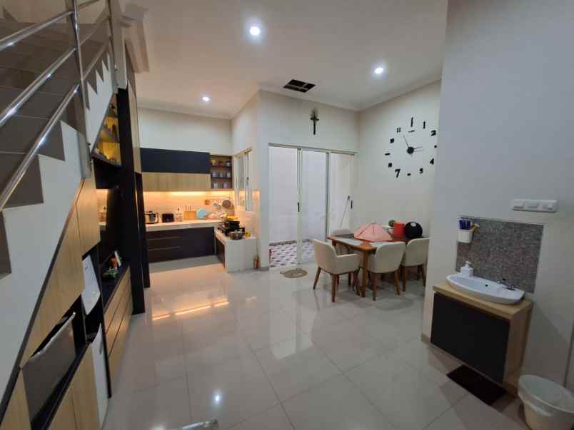 dijual rumah manyar tompotika manyar