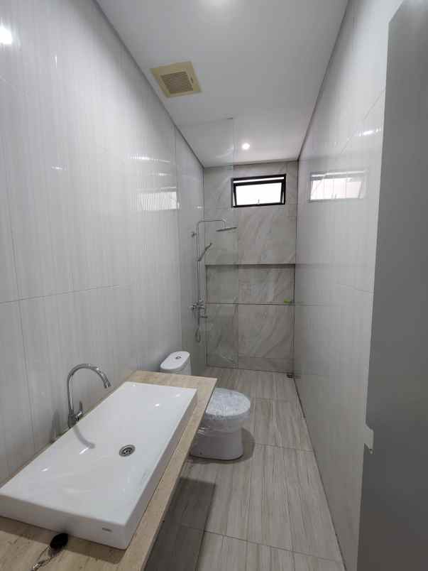 dijual rumah pakuwon city surabaya timur