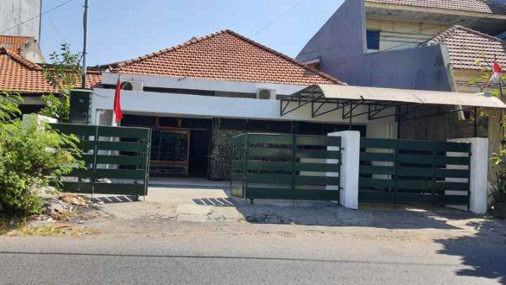 dijual rumah pucang anom