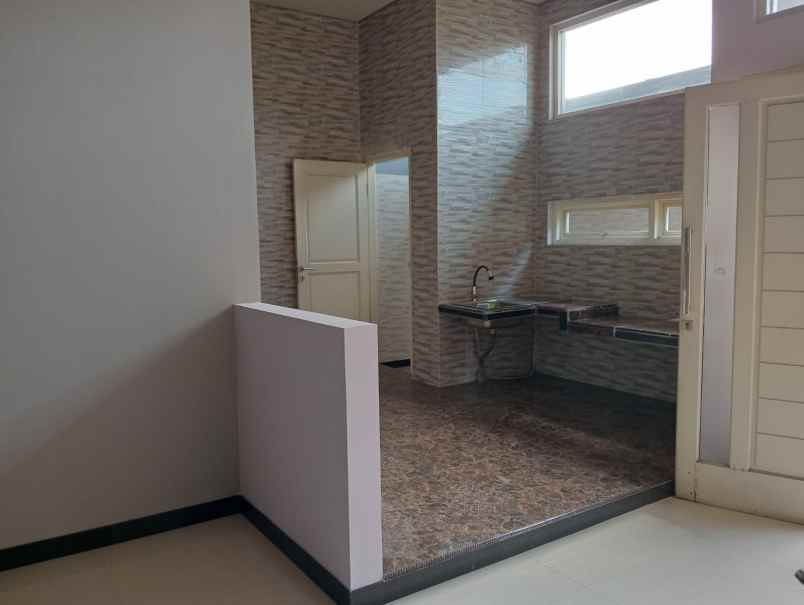 dijual rumah rewwin waru