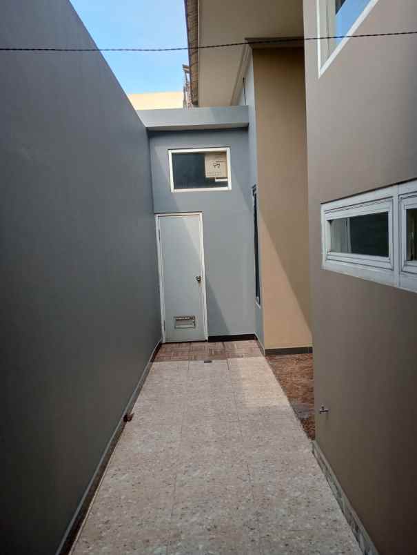 dijual rumah rewwin waru