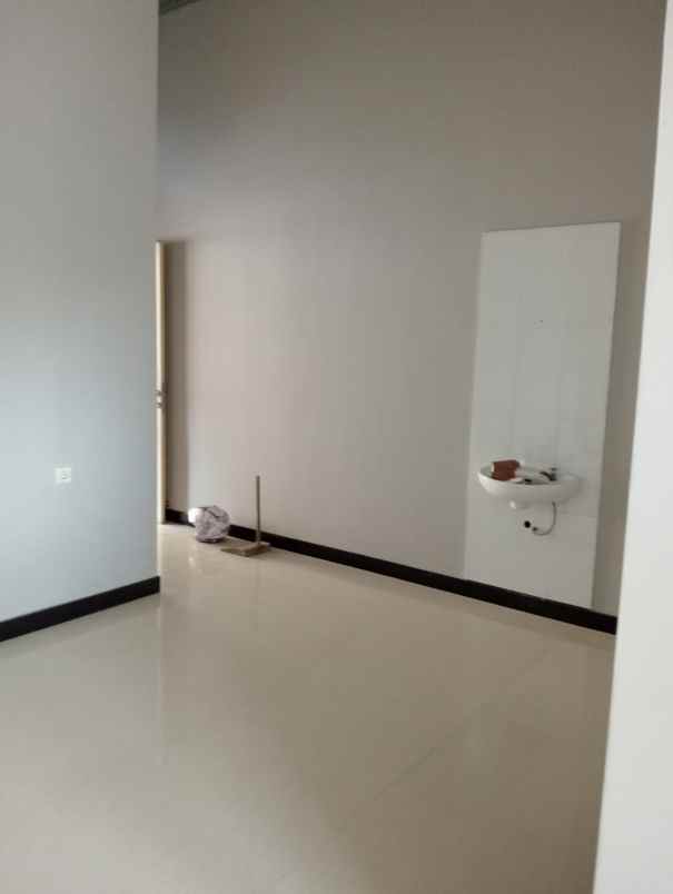 dijual rumah rewwin waru