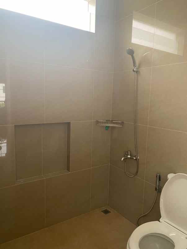 dijual rumah sambiroto