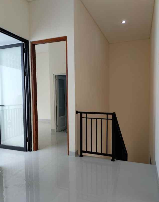 dijual rumah stadion