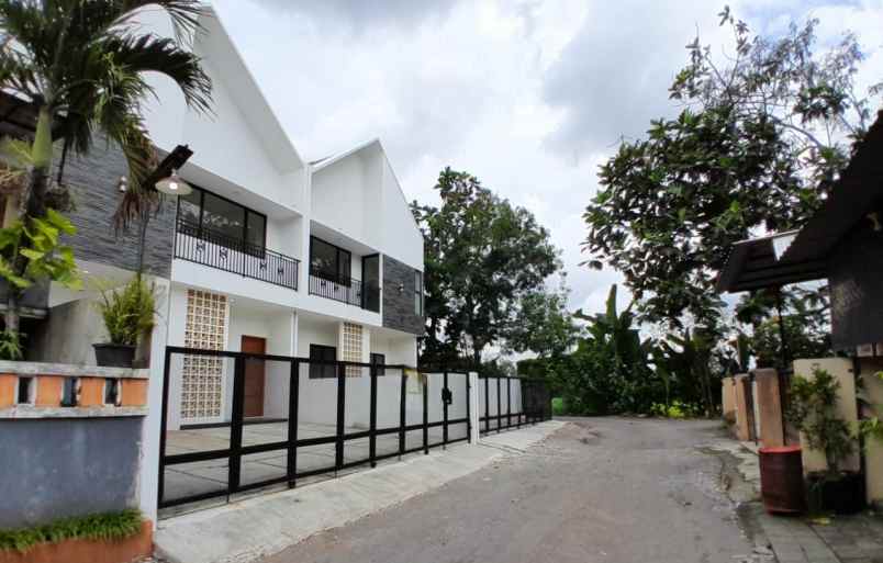 dijual rumah stadion