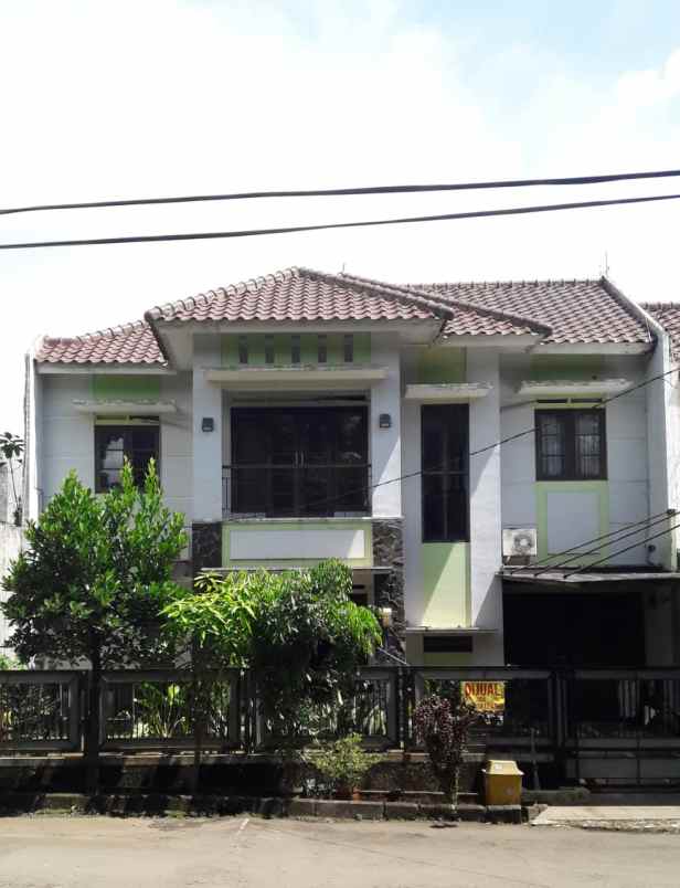 dijual rumah tingkat mutiara sentul estate depan taman