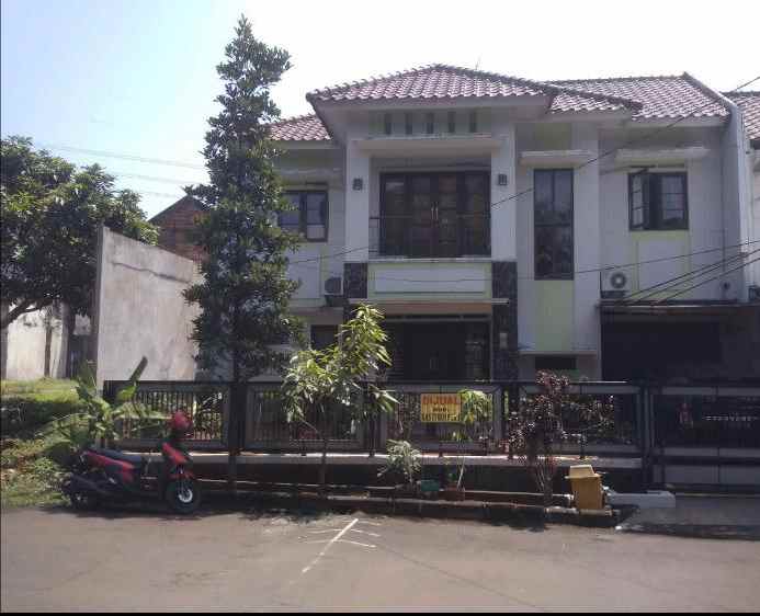 dijual rumah tingkat mutiara sentul estate depan taman