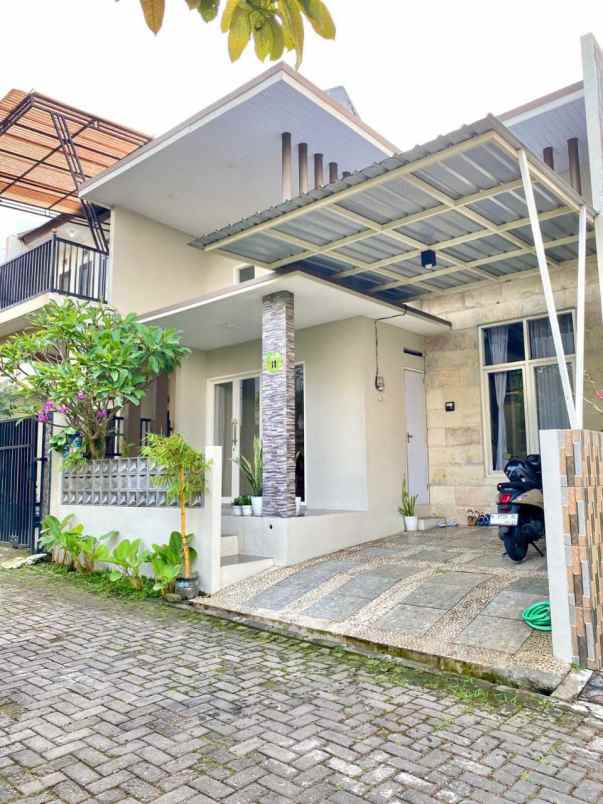 dijual rumah villa lokasi metro kota batu