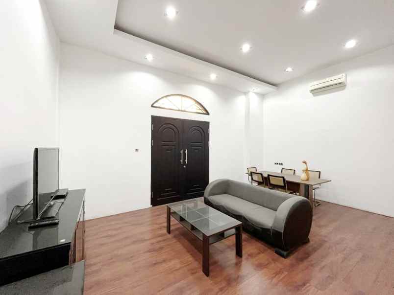 dijual villa komplek the palace residence polonia