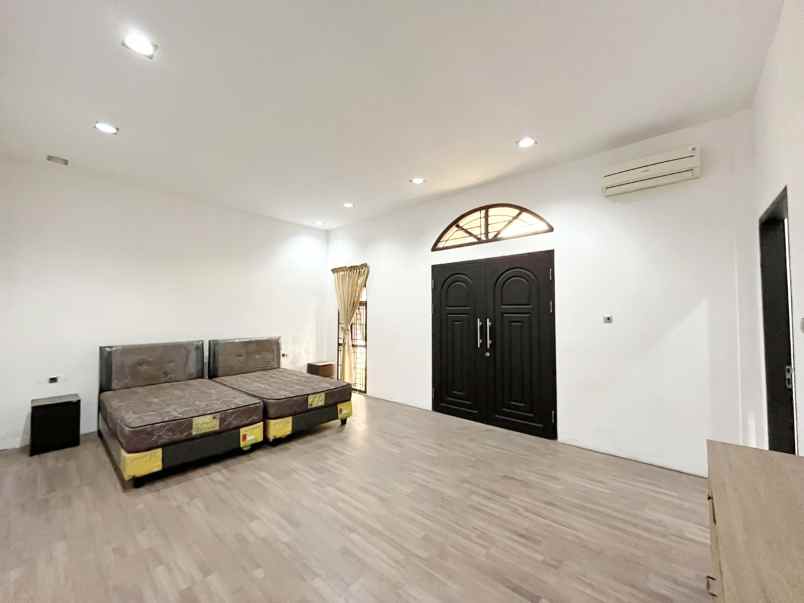 dijual villa komplek the palace residence polonia