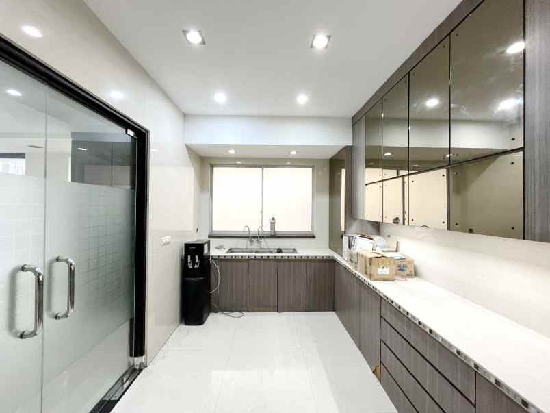 dijual villa komplek the palace residence polonia