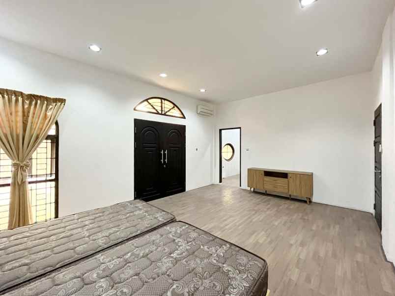 dijual villa komplek the palace residence polonia