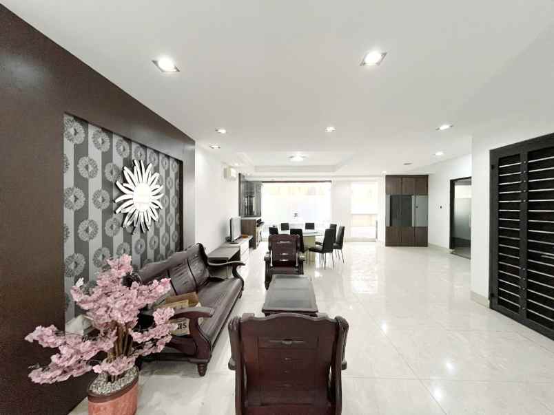 dijual villa komplek the palace residence polonia