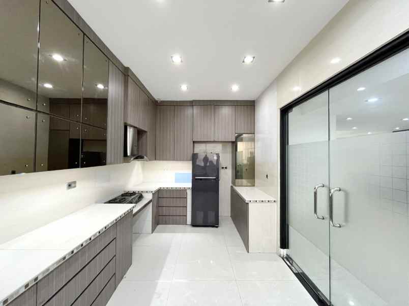 dijual villa komplek the palace residence polonia