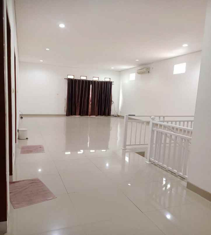disewakan rumah crystal vista residence jl