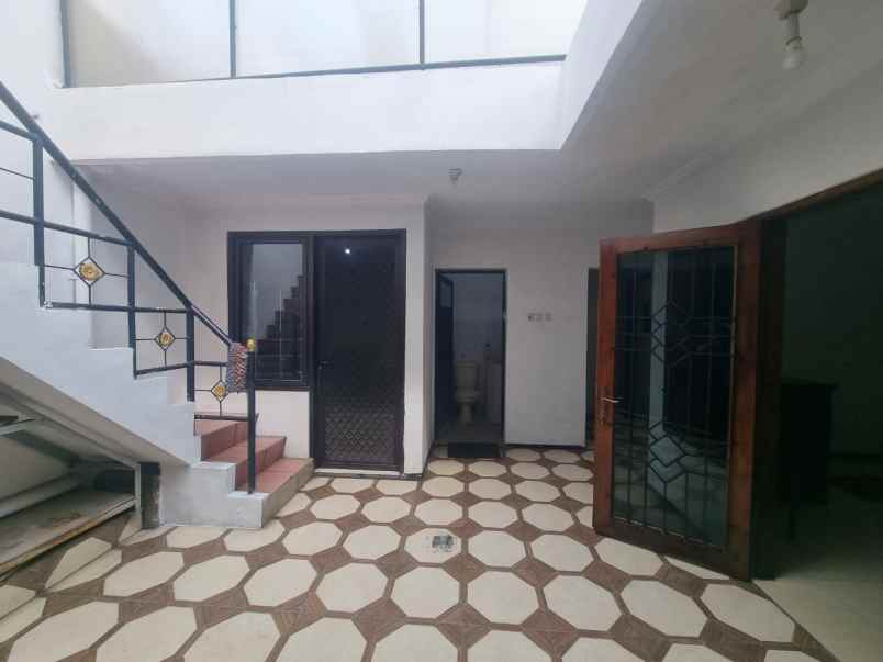 disewakan rumah darmo permai utara