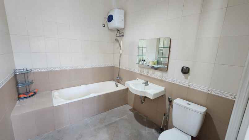 disewakan rumah vila centra raya
