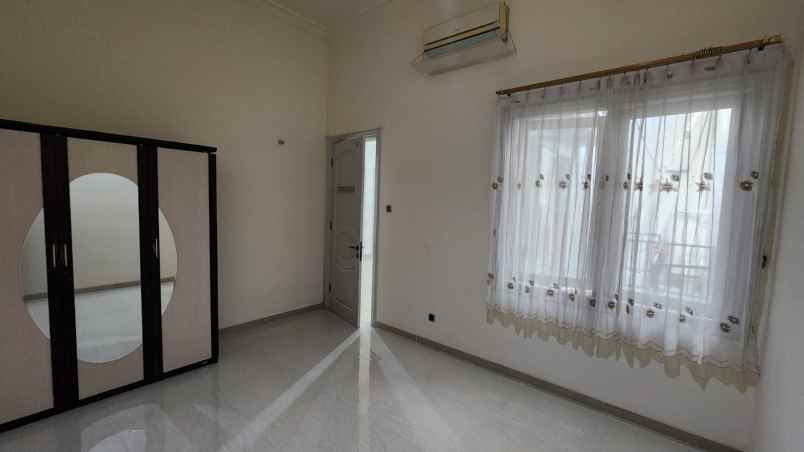 disewakan rumah vila centra raya