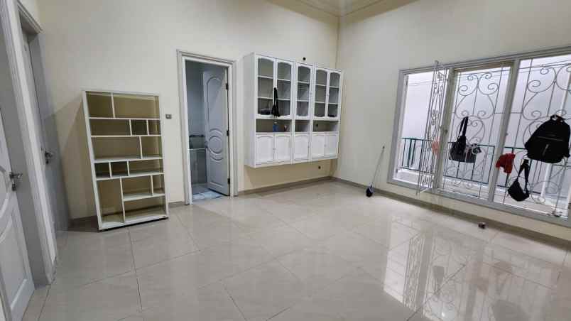 disewakan rumah vila centra raya