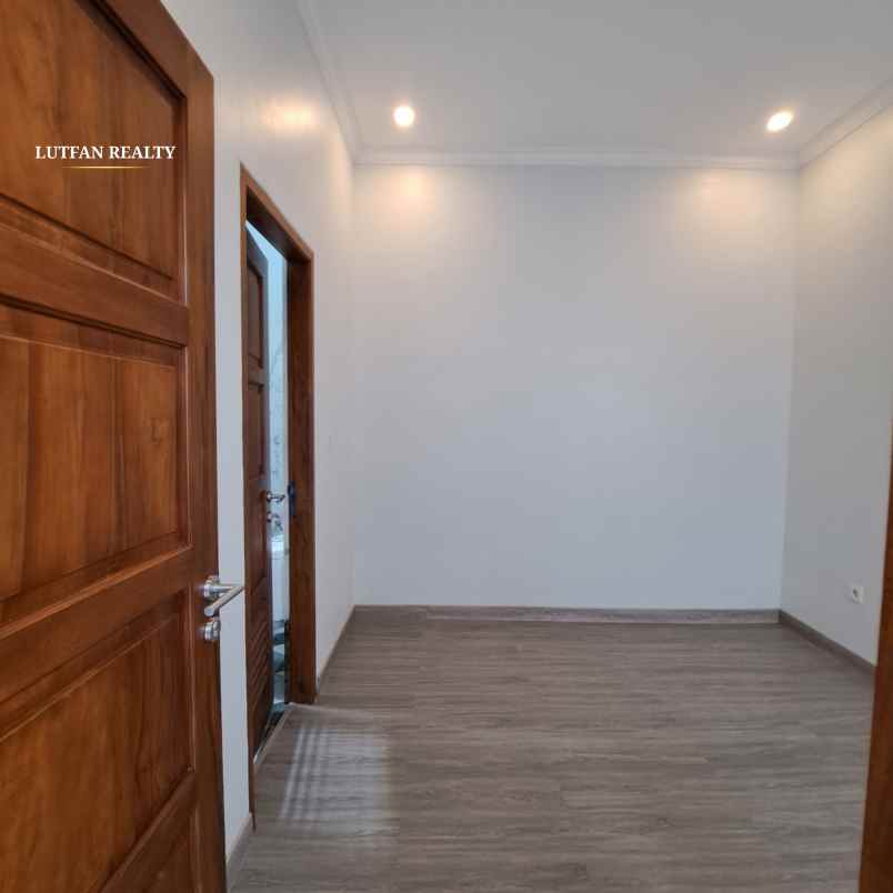 industrial modern townhouse jagakarsa dalam cluster