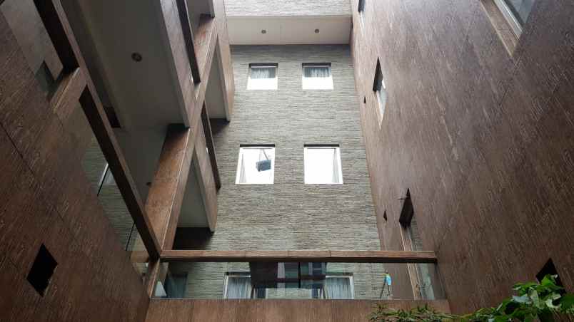 jual dua bangunan rumah masing masing empat lantai