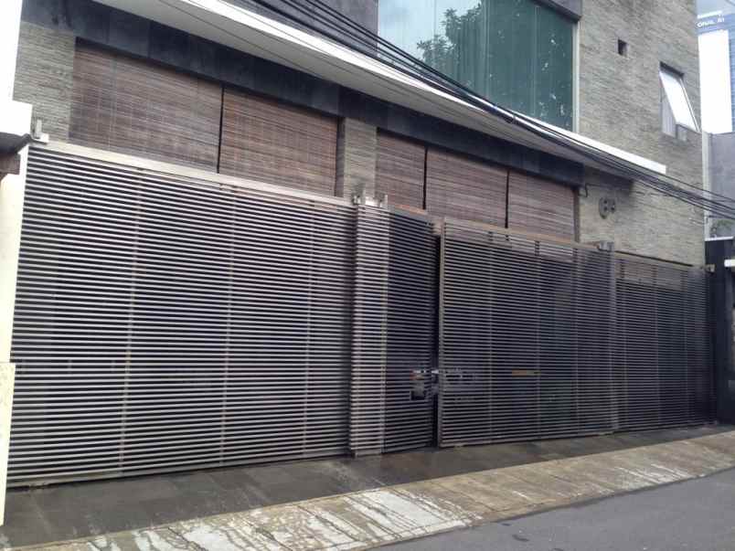 jual dua bangunan rumah masing masing empat lantai