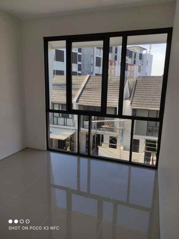 royal residence wiyung 3 lantai minim 2 thn