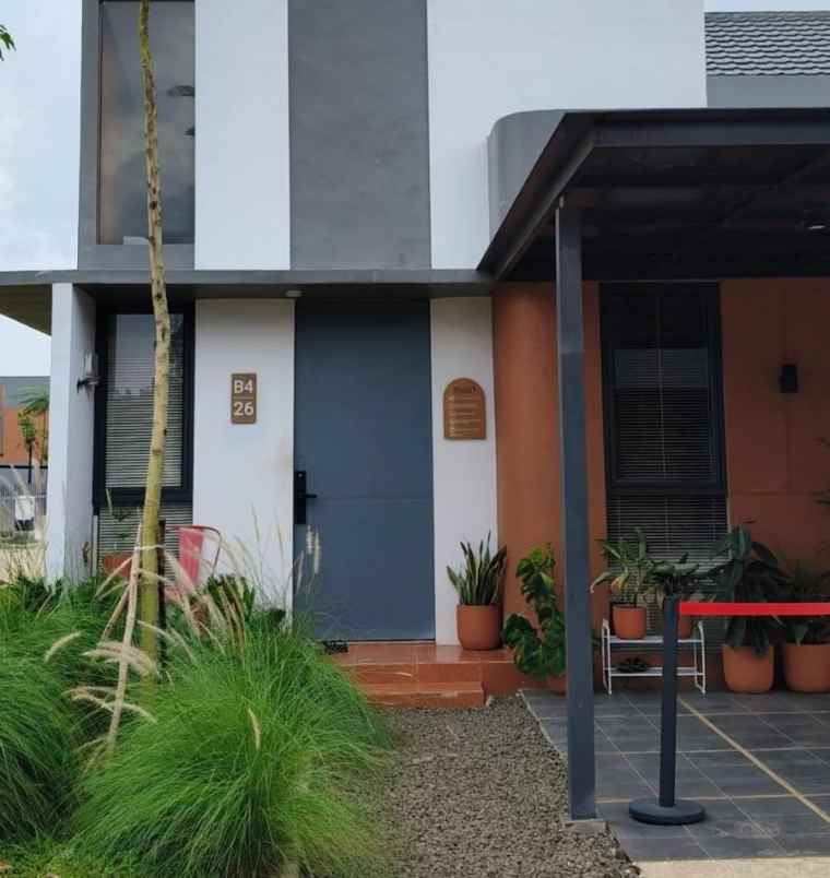 rumah 2 lantai lokasi strategis
